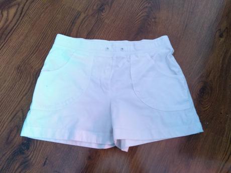 Biele kraťasy, papaya,s