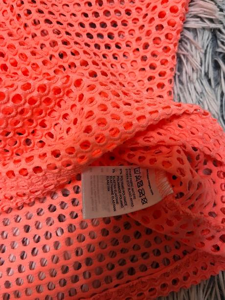 Dievcenske tielko so sieťkou, charles vögele,146