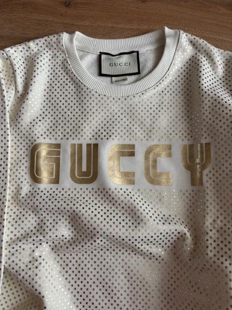 Mikina so zlatými bodkami, s