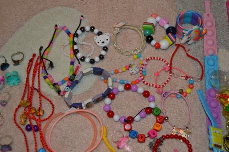 Dievčenské náramky, prstienky ai, spolu 64ks/10e, 