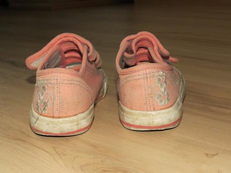 Plátené tenisky, 27