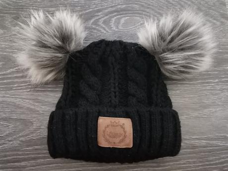 Set lattante /čiapka s brmbolcami a nákrčník/, 104