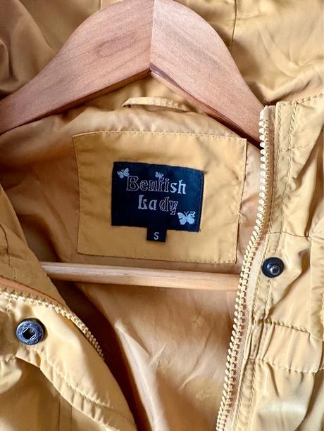 Dámska žltá bunda s kapucňou, s