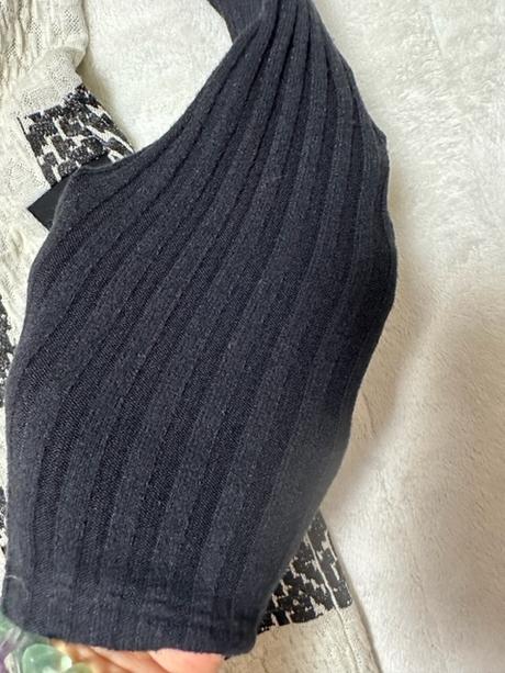 Úpletové béžovo čierne šaty s vreckami magenta, m