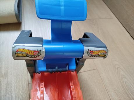 Hot wheels monster trucks dráha dračia skaza,