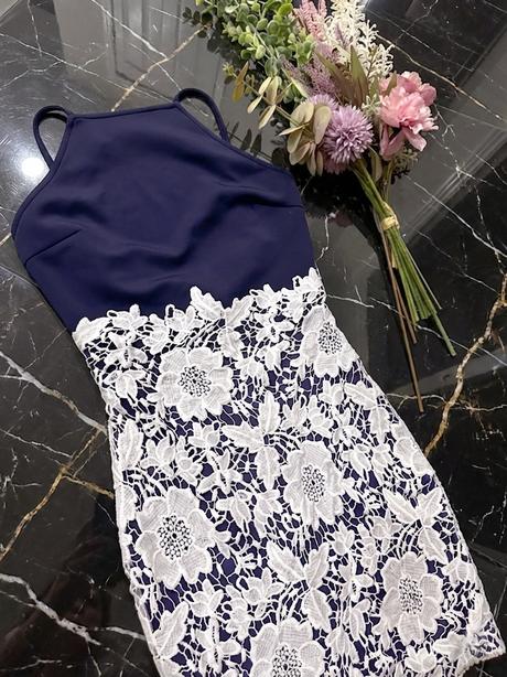 Šaty s krajkou boohoo, xs