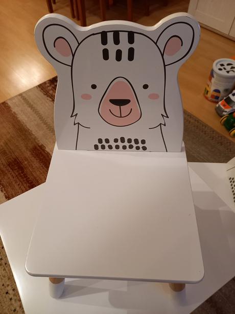 Stôl s 2 stoličkami ako nové, 