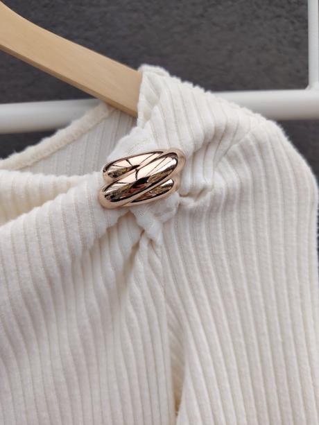 Béžové midi šaty so zlatou sponou, s