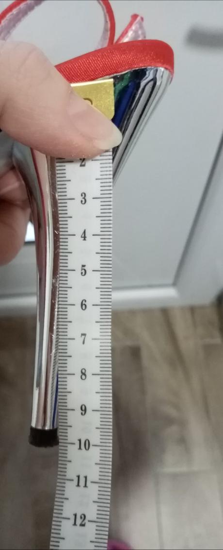 Cervene sandalky, 37