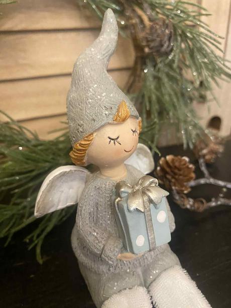 Sediaci anjel s darčekom, 