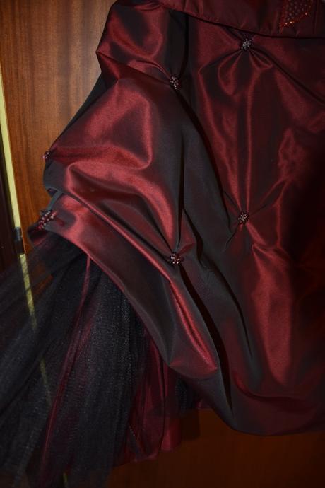 Krásne šaty bordovej farby, vyšívaný vrchný diel, 42
