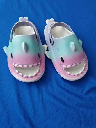 Detské sharky 28/29, sedia na nožičku 19 a 20 cm, 29
