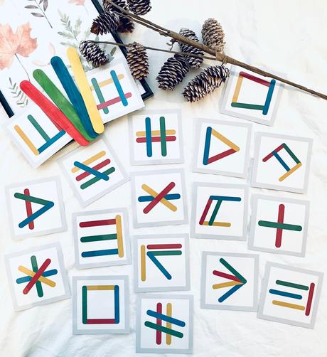 Ukladanie farebných drevených paličiek,