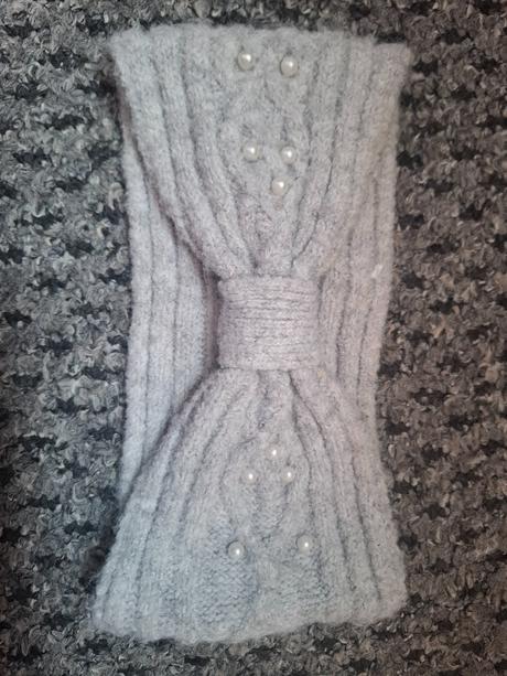 Dámska pletená čelenka s perličkami, takko