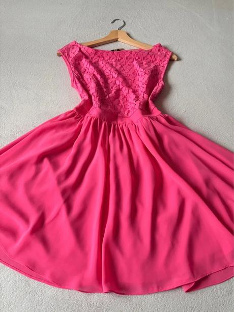 Elegantné ružové šaty s čipkovým topom, s