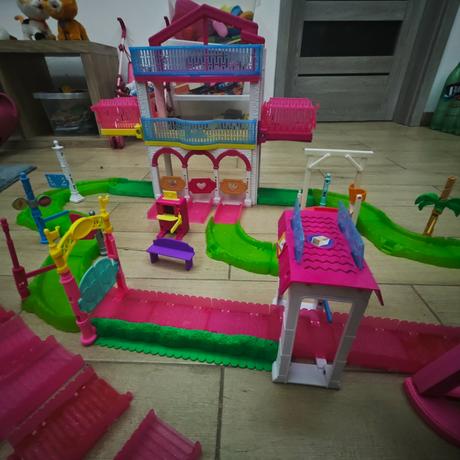 Dostihová dráha aj so samochodiacimi konikmi, 