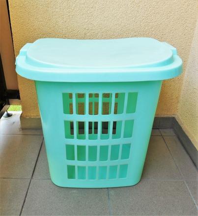 Plastový kôš na špinavé prádlo,
