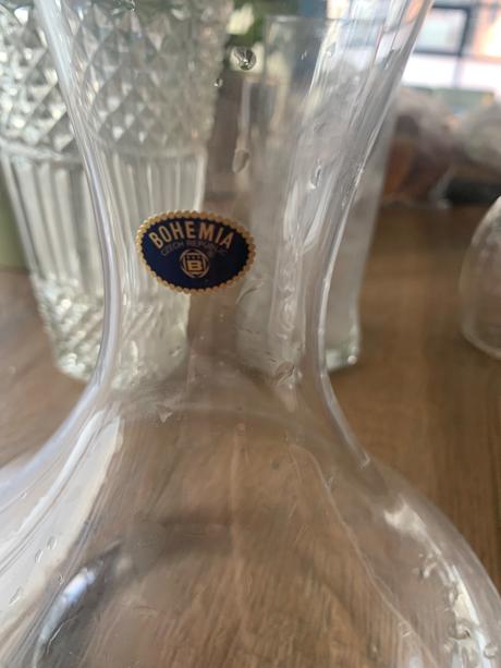 Karafa a dva pohare na vino, 