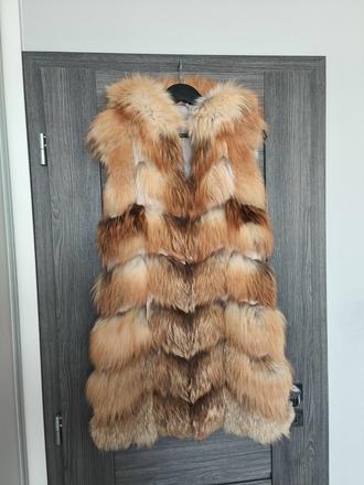 Krasna kozusinova vesta z lisky s kapucnou, s