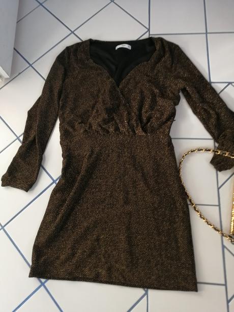 Krátke zlato čierne saty, s