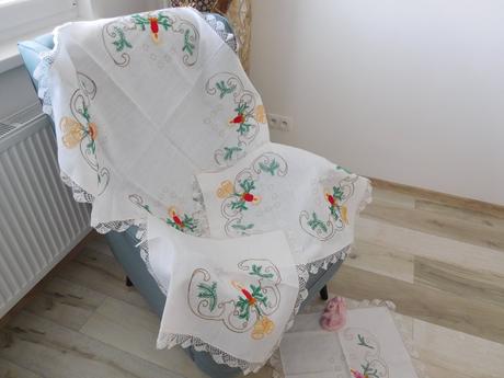 Ručne vyšívaný set vianočných obrusov obrusy a štó, 
