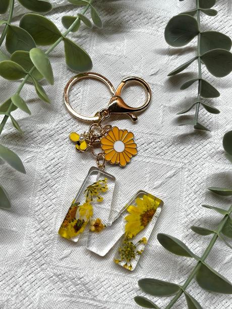 Ručne vyrobené živicové kľúčenky, 