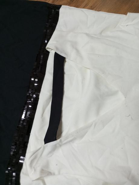 Bielo čierne saty, 42