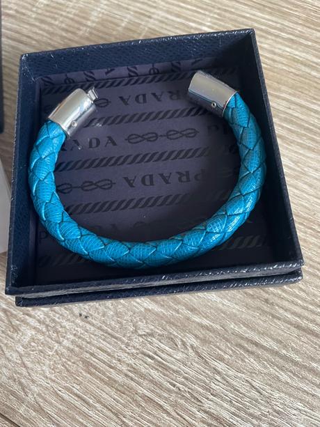 Prada náramok, prada