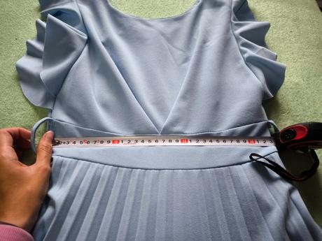 Plisované modré šaty, 