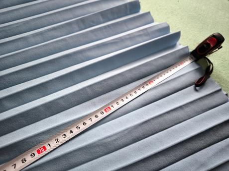 Plisované modré šaty, 