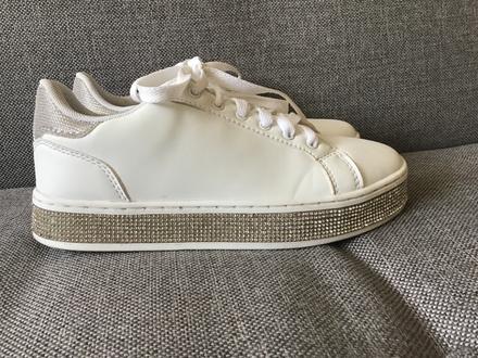 Tenisky zdobené štrasovým pásikom, deichmann,35