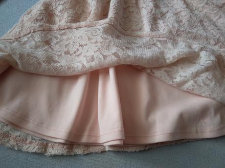 Čipkované šaty, 122