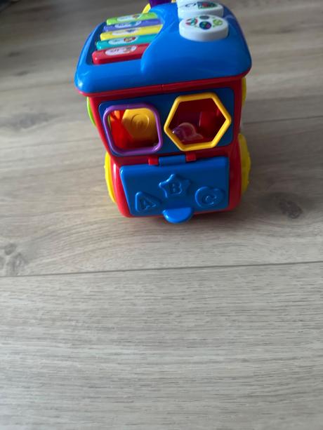 Vláčik vydávajúci zvuky,