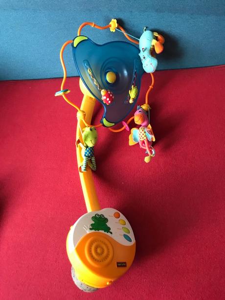 Kololotoč nad postielku, hrá, toči sa a svieti,