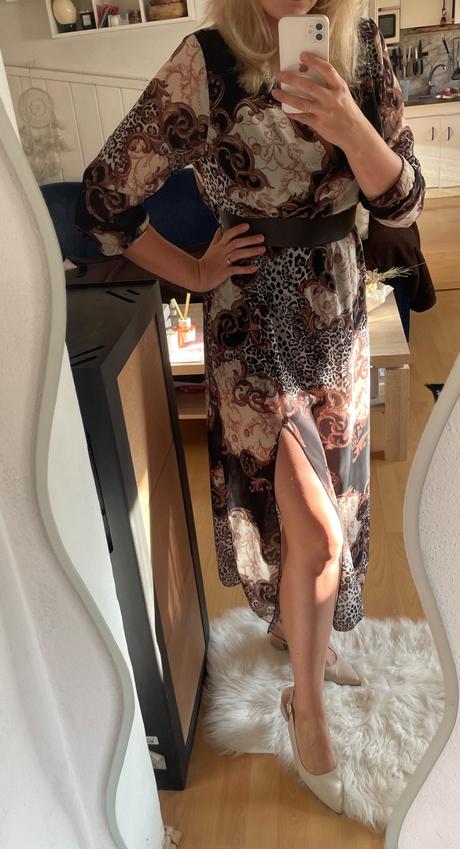 Dámske šaty s opaskom, s