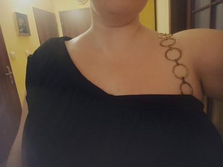 Čierne šaty na jedno rameno, 50