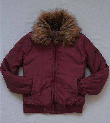 Krásna bunda s kožušinovým golierom, s
