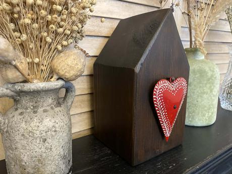 Drevený dekoračný domček a drevené okienko, 