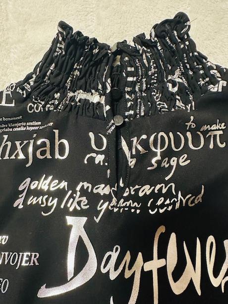 Čierna blúzka so striebornými nápismi, l / m