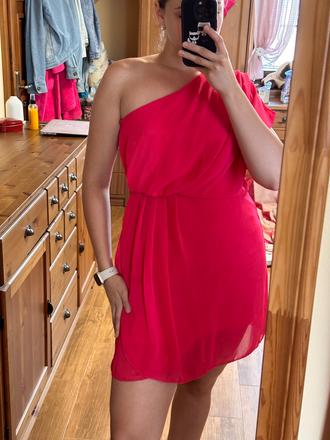 Šaty na jedno rameno, amisu,m