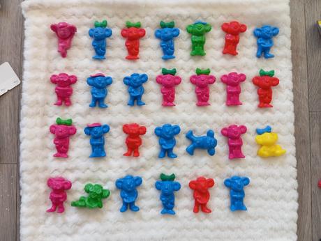 Retro farebné postavičky koala,