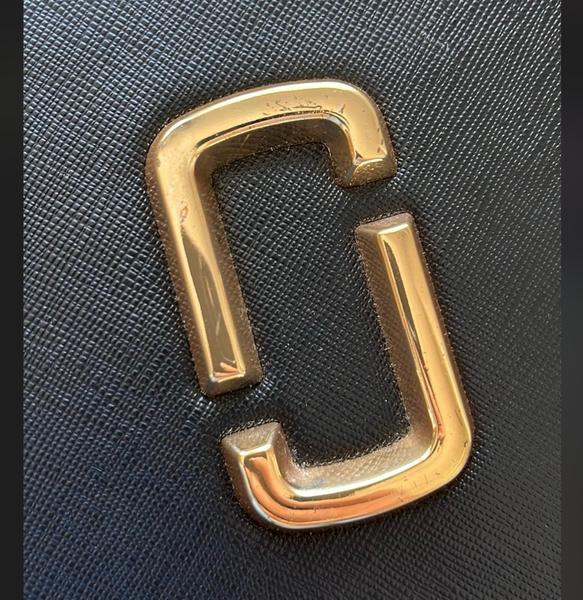 Ako odstrániť poškriabaný znak na kabelke?