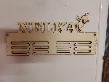 Držiak na medaily pre nelku,