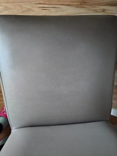 Jedalensky stol a stolicky, 