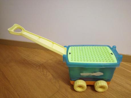 Vozik zo stavebnicou a dvoma vlacikmi,