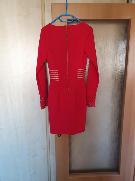 Červené šaty, s