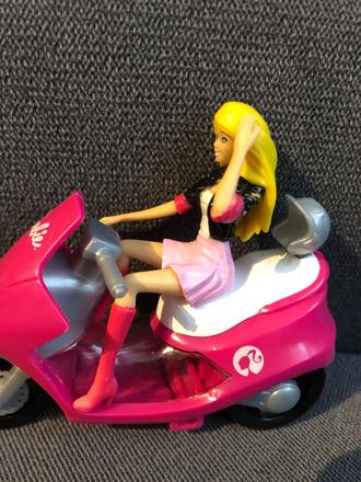 Barbie na skútri,