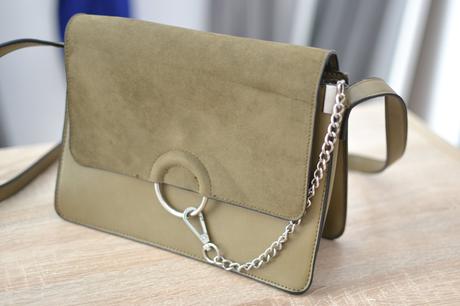 Khaki kabelka, house