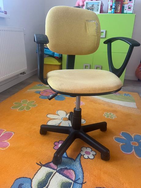 Detská stolička na kolieskach,