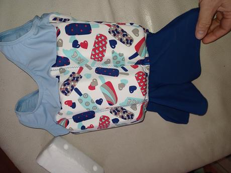 Plavky so záchrannou vestou spolu,